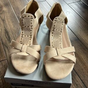 Catherines women’s tan Sandals with gemstones Size 9w‎